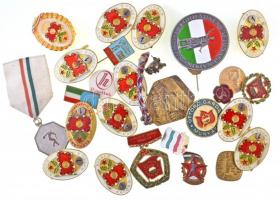 Kis doboznyi kitüntetés és jelvény a szocializmusból T:vegyes