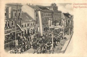 Nagykanizsa, Zászlószentelés a Fő utcán, Klein József üzlete, Bútorraktár. Alt & Böhm kiadása (vágott / cut)