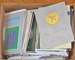 Több tucat különféle numizmatikai kiadvány: Éremtani lapok, MÉE Moneta Nova, Pannonia Terra, Elsen, ...