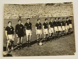 1954 Bern, Az Aranycsapatról készült eredeti fotó a világbajnokság egyik mérkőzés előtt, hátoldalán pecséttel jelzett, szakadásokkal, 17,5x23 cm