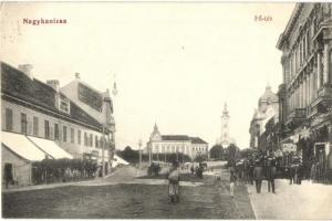 Nagykanizsa, Fő tér, Korona szálloda, üzletek, Weiser J. vaskereskedésének reklámja egy házfalon. Schwarz és Tauber kiadása