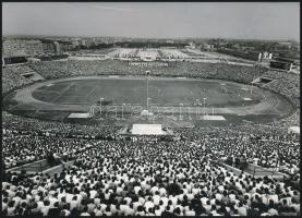 1953 Budapest, Népstadion ünnepélyes megnyitója, Szpartak Moszkva-Budapest Honvéd labdarúgó mérkőzés, fotó Seidner Zoltán, hátoldalán jelzett, 13x18 cm