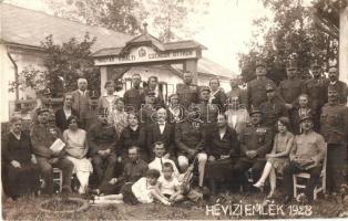 1928 Hévíz, Magyar Királyi Csendőr Otthon, csendőrök és feleségeik csoportképe a nyaralóknál. photo (EK)