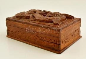Díszes, kézzel faragott indiai doboz, sárkányos díszítéssel, 21x13,5x7,5 cm