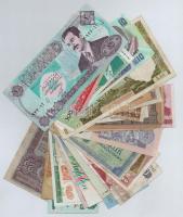 30db-os vegyes bankjegy tétel, benne Egyiptom, Libanon, Görögország, Nigéria, Suriname, Vietnam, Német Birodalom, Szingapúr, Luxemburg, Szerb-Horvát-Szlovén Királyság, Csehszlovákia, NDK, Orosz Birodalom, Irak, Lengyelország, Argentína, Kambodzsa, Zambia, Tádzsikisztán és Üzbegisztán, illetve egy szovjet sorsjegy T:III-,IV 30pcs of various banknotes, including Egypt, Lebanon, Greece, Nigaria, Suriname, Viet Nam, German Empire, Singapore, Luxembourg, Kingdom of Serbs, Croats and Slovenes, Czechoslovakia, GDR, Russian Empire, Iraq, Poland, Argentina, Cambodia, Zambia, Tajikistan and Uzbekistan, as well as one soviet lottery ticket C:VG,G