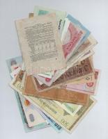 30db-os vegyes bankjegy tétel, benne Egyiptom, Libanon, Görögország, Nigéria, Suriname, Vietnam, Ném...