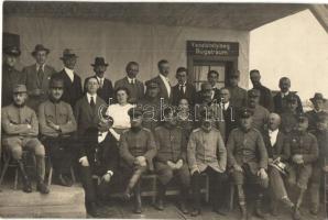 Első világháborús barakki orvosok a vasalóhelyiség előtt / Bügelraum / WWI K.u.K. military doctors in front of the ironing room, photo