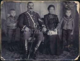 cca 1900 Katona családjával, keményhátú műtermi fotó varsói műteremből, körbevágva, sérült, 11x15 cm