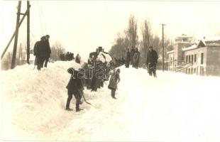 1931 Fonyód, hóakadály tisztítása a sínekről télen a vasútállomás közelében, indulásra kész gőzmozdony. Bellainé fényképész, photo