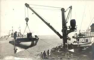 Osztrák-magyar gőzbárka vízbe eresztése egy csata hajóról / Hissen einer Dampfbarke. A. Fischer Pola Nr. 576. / K.u.K. Kriegsmarine, launching the barge of a battleship