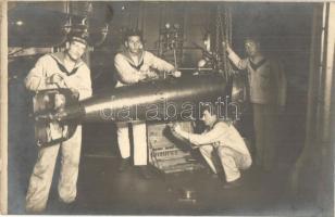 SMS Erzherzog Franz Ferdinand osztrák-magyar Radetzky-osztályú csatahajó matrózai torpedószerelés közben / WWI K.u.k.Kriegsmarine, mariners repairing a torpedo. photo