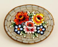 Virágos mozaik kitűző, kis sérüléssel, 3,5x3 cm