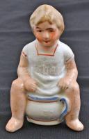 Bimbin ülő kisfiú, porcelán persely, m: 9 cm