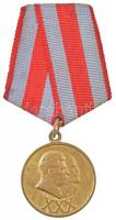 Szovjetunió 1948. Jubileumi Érem - A szovjet Hadsereg és Haditengerészet 30. évfordulójának emlékére aranyozott kitüntetés mellszalagon T:2 Soviet Union 1948. Jubilee Medal - 30 Years of the Soviet Army and Navy gold plated metal decoration with ribbon C:XF