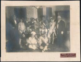 cca 1930 Jelmezbálom készült csoportkép, Suba Mihály fényképész Csenger és Fehérgyarmat műterméből, kartonra ragasztva, 12x16 cm
