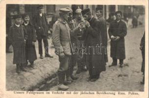 Unsere Feldgrauen im Verkehr mit der jüdischen Bevölkerung Russ-Polen. / WWI German soldiers with Jewish men in Russian-Poland. Judaica (ázott sarok / wet corner)