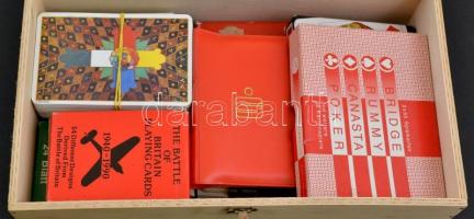 Érdekes kártya tétel, fa dobozban (többségében Piatnik, 54 lapos tarokk, 80 lapos jóskártya, angol r...