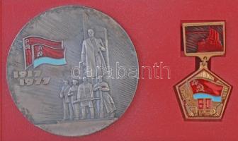 Szovjetunió 1977. "A Nagy Októberi Szocialista Forrdalom 60. évfordulója" aranyozott, zománcozott kitüntetés és fém plakett (70mm), eredeti, sérült dísztokban T:2 patina Soviet Union 1977. "60 years of the Great October Socialist Revolution" gold plated, enamelled decoration and metal plaque (70mm), in original, damaged case C:XF patina