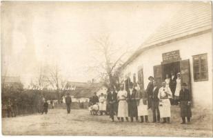 1925 Makád, Ifj. Kéri Imre vendéglője a Nap Kelethez, üzletek, csoportkép a személyzettel. photo (EK)