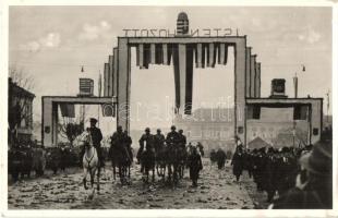 1938 Kassa, Kosice; bevonulás a díszkapun, Horthy Miklós / entry of the Hungarian troops, decorated gate