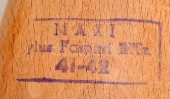 4 pár sámfa, néhány fém részén rozsdafoltokkal