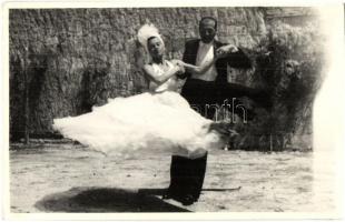 Táncoló pár / Dancing couple, photo (ragasztónyom / gluemark)