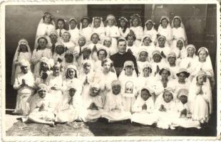 49 db RÉGI fotó képeslap, családi fotók pár első világháborús katonai fotóval. vegyes minőség / 49 p...