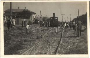 1934 Ismeretlen település, Vonatbaleset, kisiklott vonat, photo