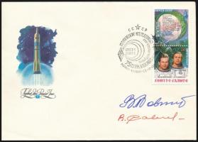 Vlagyimir Kovaljonok (1942- ) és Viktor Szavinih (1940- ) szovjet űrhajósok aláírásai emlékborítékon /  Signatures of Vladimir Kovalyonok (1942- ) and Viktor Savinykh (1940- ) Soviet astronauts on envelope