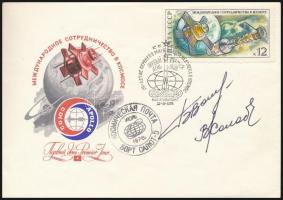 Borisz Volinov (1934- ) és Vitalij Zsolobov (1937- ) szovjet űrhajósok aláírásai emlékborítékon /  Signatures of Boris Volinov (1934- ) and Vitaliy Zholobov (1937- ) Soviet astronauts on envelope