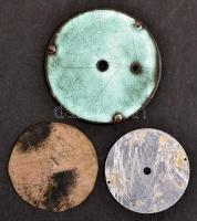 Óraalkatrészek: 3 db óra számlap, az egyik porcelán