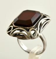 Ezüst(Ag) gyűrű, piros üveg kővel, jelzett, méret: 52, bruttó: 11,3 g