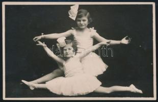 cca 1930 Balettos kislányok, fotólap, hátulján feliratozva, 8,5×13,5 cm
