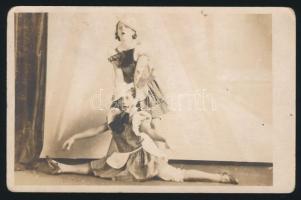 cca 1930 Táncoslányok, fotólap, hátulján feliratozva, 9×14 cm