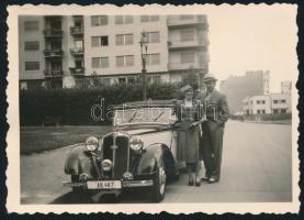 1938 Budapest, automobillal a Szent István parkban, fotó, hátulján feliratozva, 6×8,5 cm
