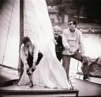 1966 Balatoni vitorláskikötőben Bujtor István színész, Kotnyek Antal (1921-1990) fotóriporter hagyat...