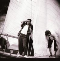 1966 Balatoni vitorláskikötőben Bujtor István színész, Kotnyek Antal (1921-1990) fotóriporter hagyat...