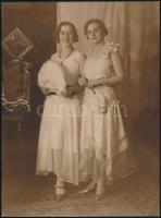 cca 1930 Báli ruhák divatja, 2 db vintage fotó, 23x17 cm