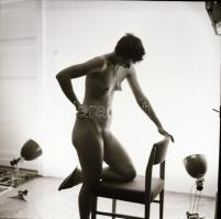 cca 1977 Szép leányok szép formái, 13 db szolidan erotikus felvétel vintage negatívja vagy diapozití...