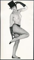 cca 1974 Táncosnő a Moulin Rouge-ból, 3 db szolidan erotikus, vintage fotó, 24x14 cm / 3 erotic photos, 24x14 cm