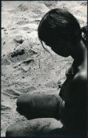 cca 1978 Ignáth Márton: Homok, feliratozott, vintage fotóművészeti alkotás, + hozzáadva 1 db szolidan erotikus képeslapot, 24x15 cm