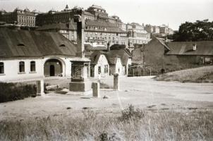 cca 1929 Budapest, Tabán, 2 db szabadon felhasználható vintage negatív (24x36 mm) + az egyik negatív mai nagyítása, 10x15 cm