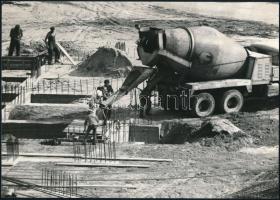 cca 1976 Zsigri Oszkár (1933-?) budapesti fotóművész hagyatékából 2 db vintage fotó, feliratozva, 24...