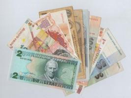 Vegyes: 13db-os papírpénz tétel, benne szlovák, szlovén, ciprusi, észt és litván bankjegyek T:I-III
...