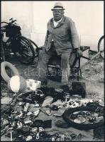 cca 1978 Kecskeméti életképek, 2 db vintage fotó Vincze János (1922-1998) kecskeméti fotóművész hagyatékából, feliratozva, 18x24 cm