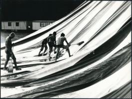 cca 1978 Kecskeméti életképek, 2 db vintage fotó Vincze János (1922-1998) kecskeméti fotóművész hagy...