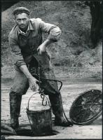 cca 1976 Kecskemét, csatornatisztítás, 4 db vintage fotó Vincze János (1922-1998) kecskeméti fotóműv...