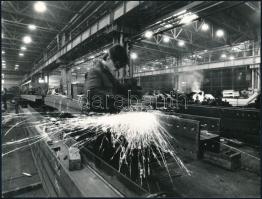 cca 1977 Vincze János (1922-1998) kecskeméti fotóművész hagyatékából 2 db vintage fotó, az egyik fel...