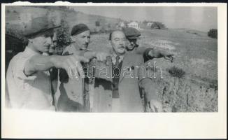 1956 Nagy Imre politikus a balatoni borvidéken, szőlősgazdák körében, szüret idején, 10 db fotó, 18x24 cm és 11x24 cm között