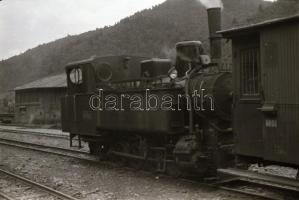 cca 1935 Kisvonat szerelvény és mozdony ismeretlen állomáson, 5 db szabadon felhasználható vintage negatív, 24x36 mm